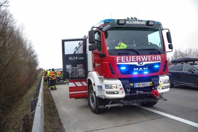 Zwei Feuerwehren bei PKW-Brand auf der Westautobahn bei Allhaming im Einsatz