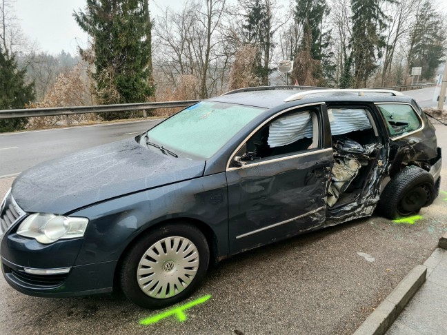 Vier Verletzte bei Crash auf Gmundener Strae in Laakirchen