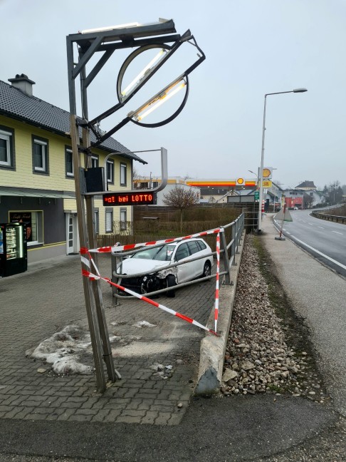 Vier Verletzte bei Crash auf Gmundener Straße in Laakirchen