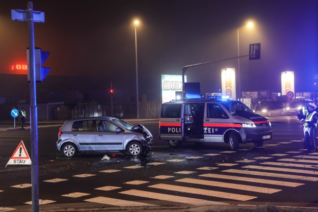 Verkehrsunfall zwischen PKW und Rettungsauto in Wels-Puchberg fordert zwei Verletzte