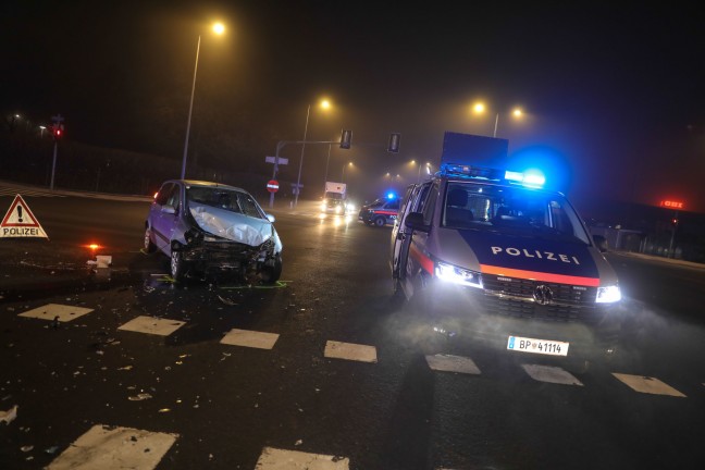 Verkehrsunfall zwischen PKW und Rettungsauto in Wels-Puchberg fordert zwei Verletzte