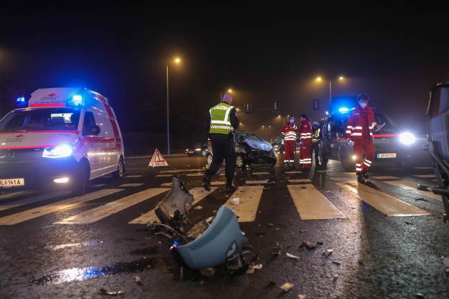 Verkehrsunfall zwischen PKW und Rettungsauto in Wels-Puchberg fordert zwei Verletzte