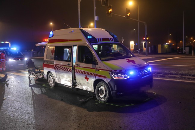 Verkehrsunfall zwischen PKW und Rettungsauto in Wels-Puchberg fordert zwei Verletzte