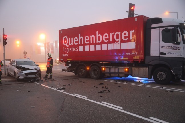 Schwere Kreuzungskollision zwischen LKW und PKW in Wels-Waidhausen