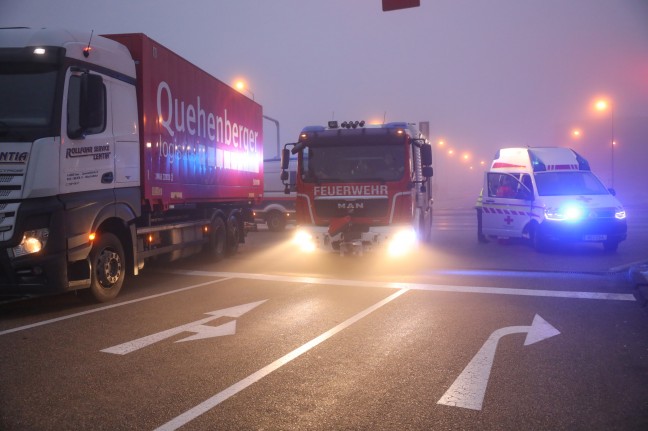 Schwere Kreuzungskollision zwischen LKW und PKW in Wels-Waidhausen