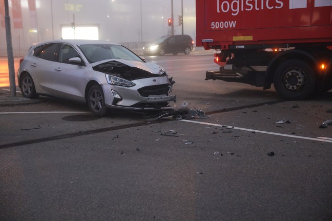 Schwere Kreuzungskollision zwischen LKW und PKW in Wels-Waidhausen