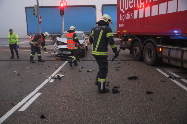 Schwere Kreuzungskollision zwischen LKW und PKW in Wels-Waidhausen