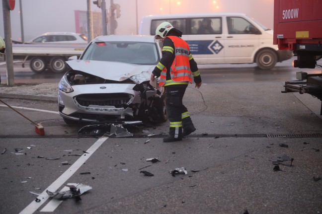 Schwere Kreuzungskollision zwischen LKW und PKW in Wels-Waidhausen