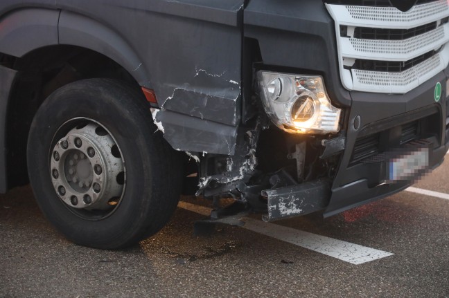 Schwere Kreuzungskollision zwischen LKW und PKW in Wels-Waidhausen