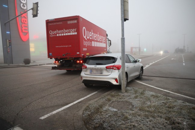 Schwere Kreuzungskollision zwischen LKW und PKW in Wels-Waidhausen