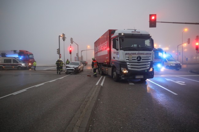 Schwere Kreuzungskollision zwischen LKW und PKW in Wels-Waidhausen