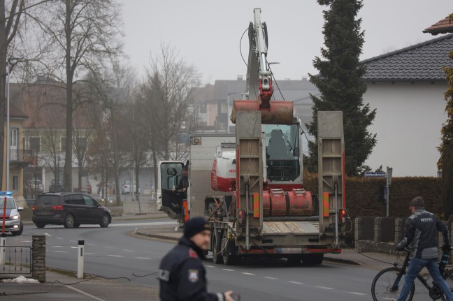 Oberleitung abgerissen: Bagger richtet auf Bahnbergang in Waizenkirchen groen Schaden an