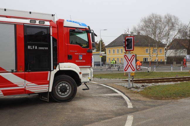 Oberleitung abgerissen: Bagger richtet auf Bahnübergang in Waizenkirchen großen Schaden an
