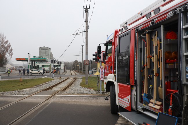 Oberleitung abgerissen: Bagger richtet auf Bahnübergang in Waizenkirchen großen Schaden an