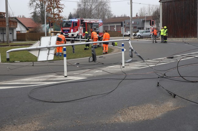 Oberleitung abgerissen: Bagger richtet auf Bahnübergang in Waizenkirchen großen Schaden an