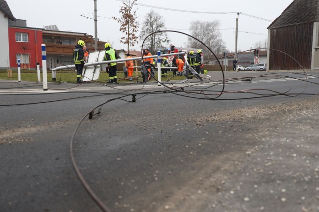 Oberleitung abgerissen: Bagger richtet auf Bahnbergang in Waizenkirchen groen Schaden an