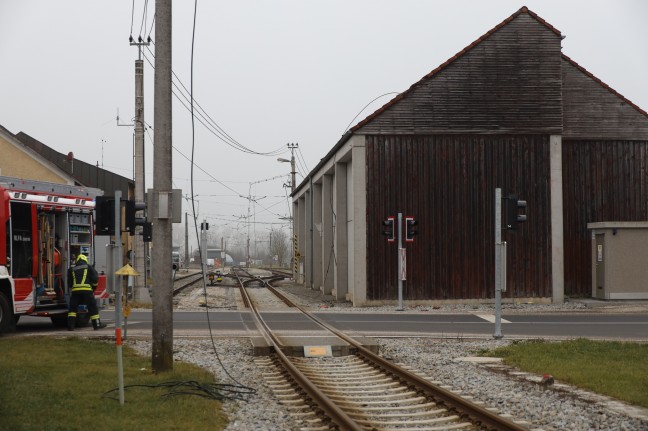 Oberleitung abgerissen: Bagger richtet auf Bahnübergang in Waizenkirchen großen Schaden an