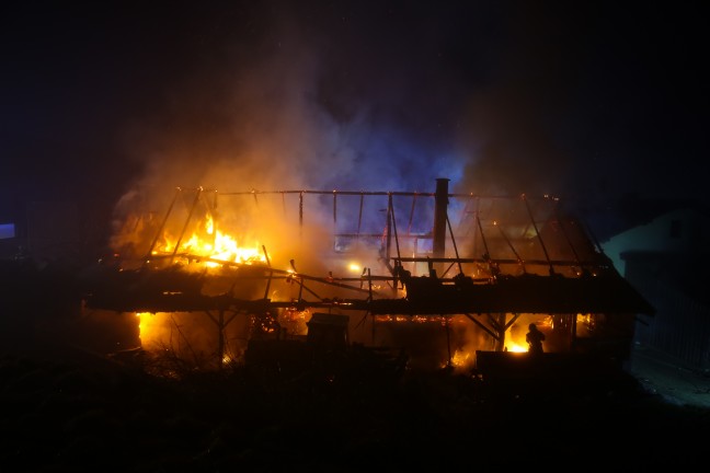 Neun Feuerwehren bei Grobrand auf Bauernhof in Gilgenberg am Weilhart im Einsatz