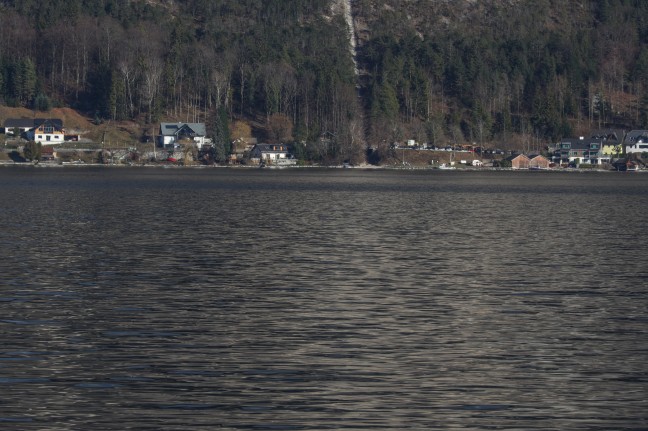 Person nach Sturz in Traunsee bei Gmunden leicht unterkhlt gerettet