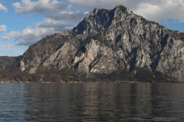 Person nach Sturz in Traunsee bei Gmunden leicht unterkhlt gerettet