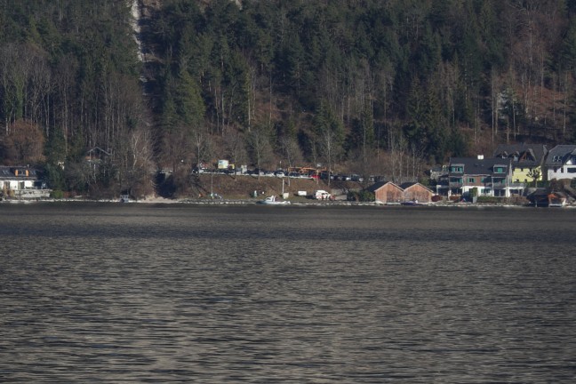 Person nach Sturz in Traunsee bei Gmunden leicht unterkhlt gerettet