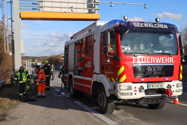 Auto auf Westautobahn bei Seewalchen am Attersee in Vollbrand