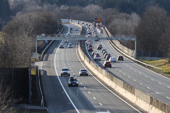 Auto auf Westautobahn bei Seewalchen am Attersee in Vollbrand