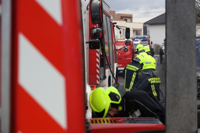 Vier Feuerwehren bei befürchtetem Kellerbrand in Ansfelden im Einsatz
