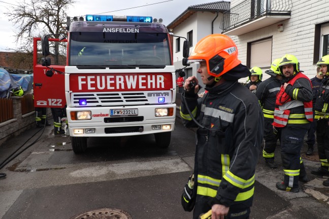 Vier Feuerwehren bei befürchtetem Kellerbrand in Ansfelden im Einsatz