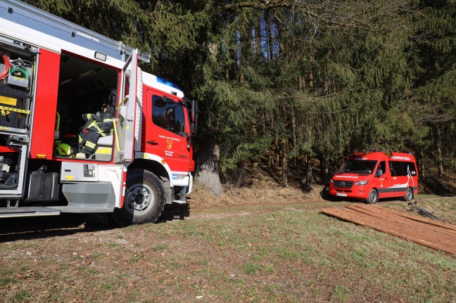 Person bei schwerem Forstunfall in Regau unter Traktor eingeklemmt