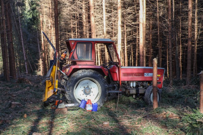 Person bei schwerem Forstunfall in Regau unter Traktor eingeklemmt