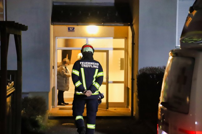Einsatzkräfte bei Rettung einer im WC eingeklemmten Person in Engerwitzdorf im Einsatz