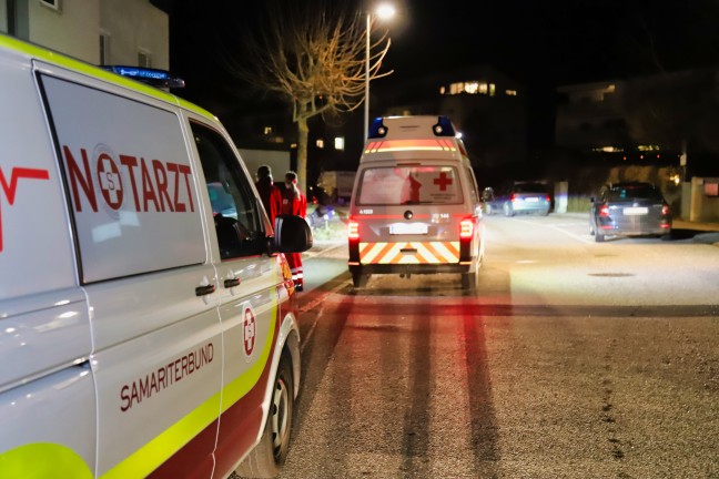 Einsatzkräfte bei Rettung einer im WC eingeklemmten Person in Engerwitzdorf im Einsatz
