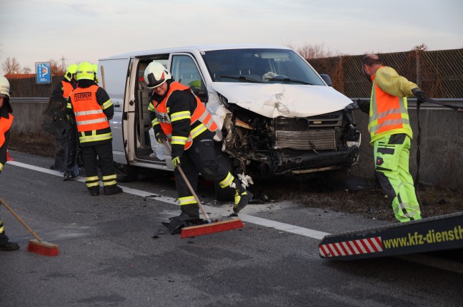 Sechs Kilometer langer Stau nach Verkehrsunfall mit drei Fahrzeugen auf Westautobahn bei Vorchdorf