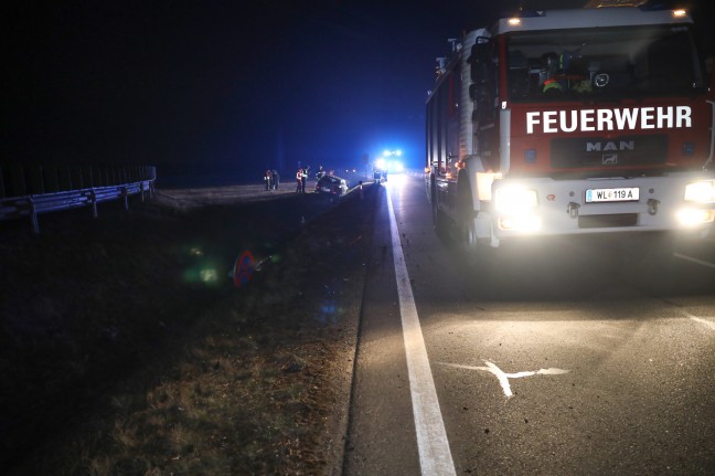 Auto nach Verkehrsunfall in Edt bei Lambach im Straßengraben gelandet