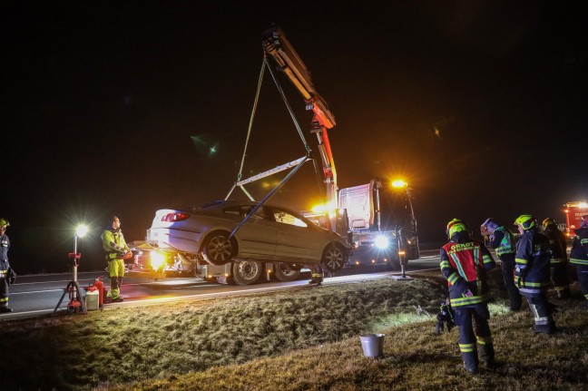 Auto nach Verkehrsunfall in Edt bei Lambach im Straßengraben gelandet