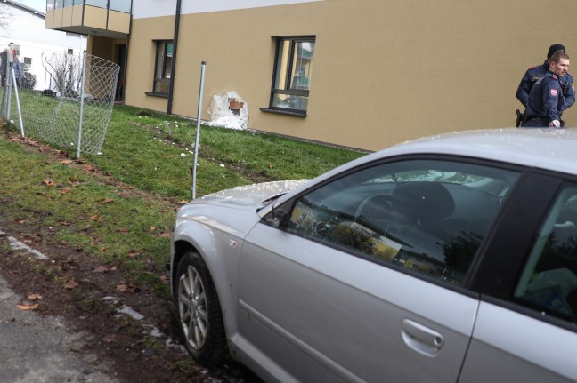 Auto bei Verkehrsunfall in Ried im Innkreis gegen Hausfassade gekracht