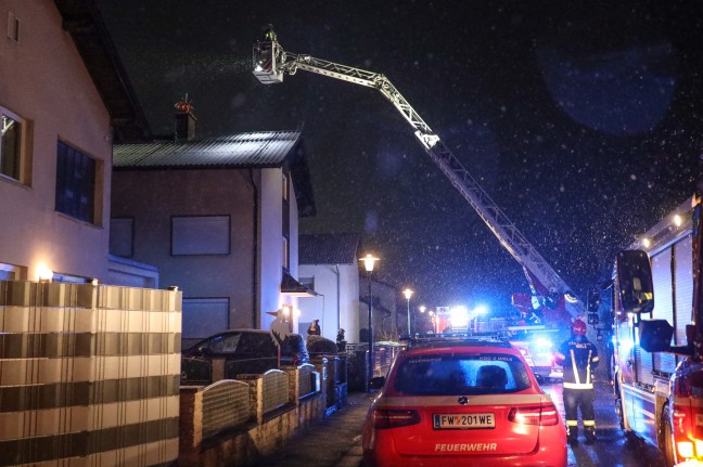 Rauchfangkehrer und Feuerwehr bei Kaminbrand in Wels-Vogelweide im Einsatz