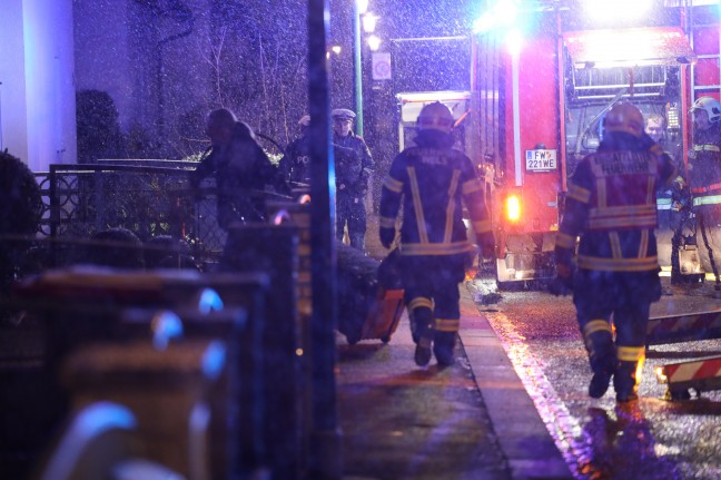 Rauchfangkehrer und Feuerwehr bei Kaminbrand in Wels-Vogelweide im Einsatz