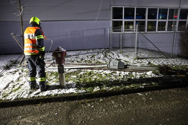 Telefonmast bei Verkehrsunfall in Gunskirchen umgefahren