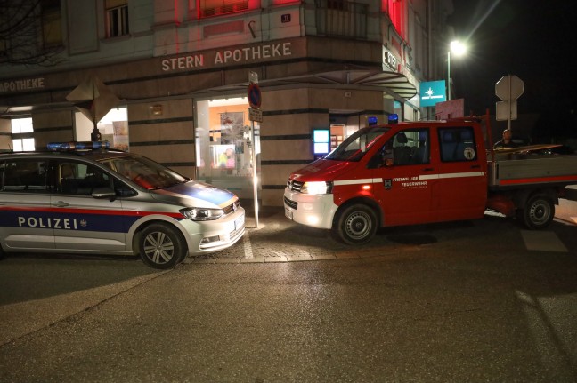 Feuerwehr im Einsatz: Türe einer Apotheke in Wels-Innenstadt eingeschlagen