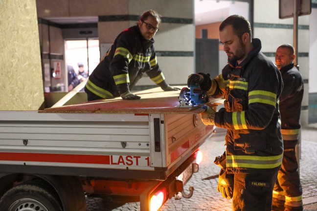 Feuerwehr im Einsatz: Tre einer Apotheke in Wels-Innenstadt eingeschlagen