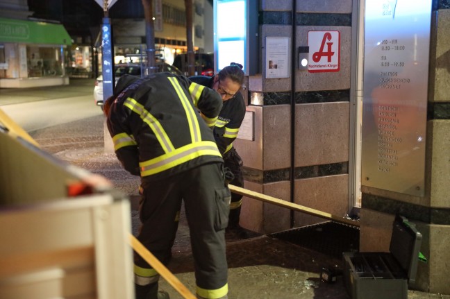 Feuerwehr im Einsatz: Türe einer Apotheke in Wels-Innenstadt eingeschlagen