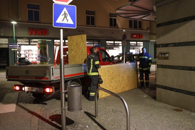 Feuerwehr im Einsatz: Türe einer Apotheke in Wels-Innenstadt eingeschlagen