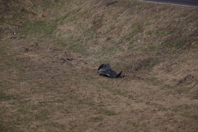 Schwerer Verkehrsunfall: Autolenker ber Rampe der Welser Autobahn bei Marchtrenk geschleudert