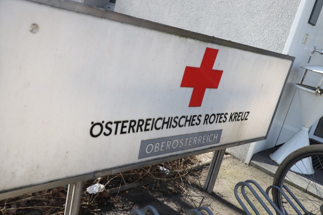 Sanitäterin und Bekannter des Patienten nach medizinischem Notfall in Wels von Hund gebissen