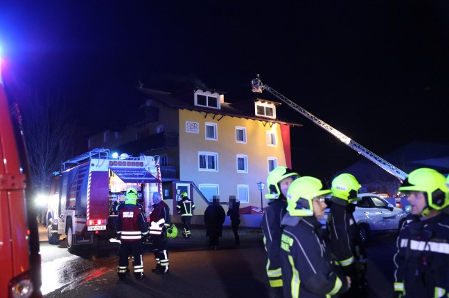 Kaminbrand bei einer Pension in Ansfelden sorgte für Einsatz von vier umliegenden Feuerwehren