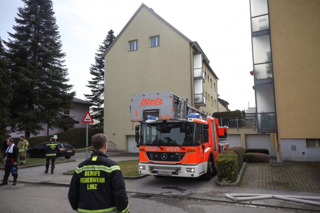 Wohnungsbrand in Linz-Bindermichl-Keferfeld zieht umfangreichen Einsatz nach sich