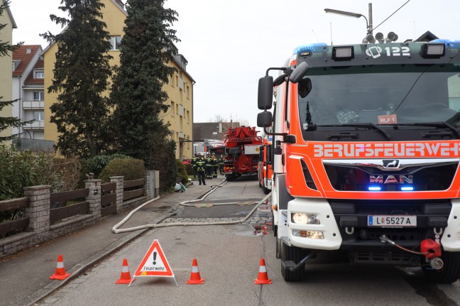 Wohnungsbrand in Linz-Bindermichl-Keferfeld zieht umfangreichen Einsatz nach sich