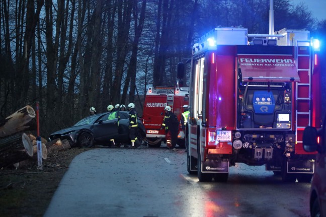 Umgestrzter Baum bei Kematen am Innbach lste Unfall mit drei beteiligten PKW aus